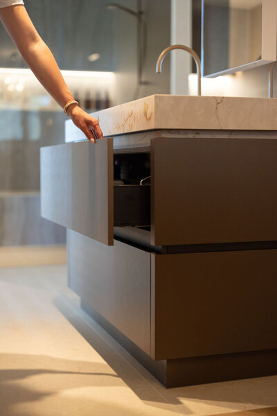 Een keuken op maat met hoogwaardige materialen en slimme opbergruimte. Vakmanschap en functionaliteit komen samen in een exclusief interieur.