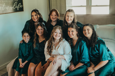Outdoor Weddinf at The Rosewood Venue in Mount Vernon Texas Bride wedding party pic dallas wedding photographer outdoor wedding bridesmaids in Bridal suite