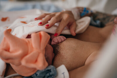las vegas birth photographer mom and baby hand