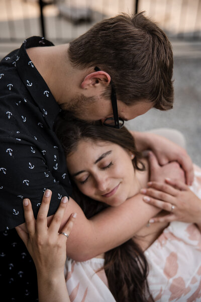 Couple enlacé lors de leurs fiançailles - Photographe de fiançailles Montréal