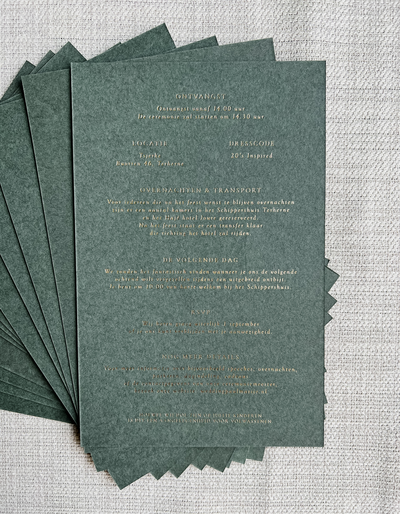 Detailkaarten groen met goudfolie. Chic chique trouwkaart ontwerp, ontwerper goud, foliedruk, ambachtelijk, details bruiloft uitnodiging