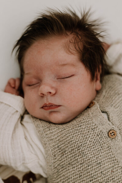 Portert foto van een baby tijdens een new born shoot in Lelystad