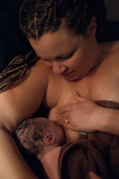 Birth doula in Utah holding space for a mother during labor.