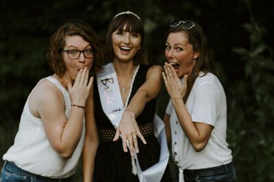 Eine Mädelsgruppe beim Foto-Shooting für die zukünftige Braut, die den Verlobungsring zeigt