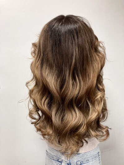 Haarkleuring, balayage en foilayage, haar snit en brushing, haarkapsels. Krullen kapper, haarsalon Beezel Antwerpen.