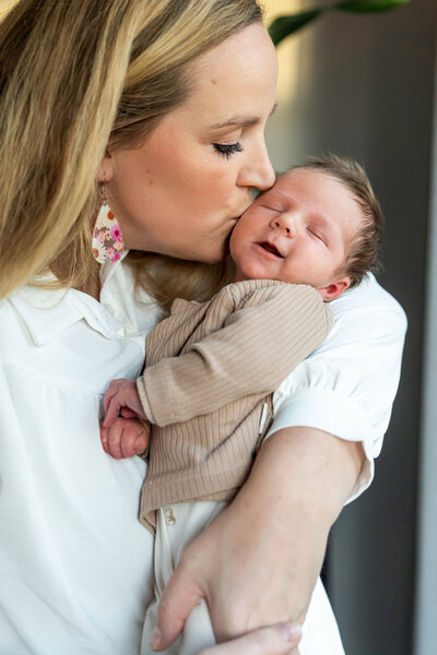 newborn fotograaf, gezinsfotografie, newbornshoot, newbornreportage, babyshoot, babyreportage familie, baby, liefde, echt, tijdloos, kleur echt, Twente, Twenterand, Westerhaar, Vriezenveen, Hardenberg, Almelo, Enschede, kinderfotografie, fotograaf, Juliantien, Schipper, Juliantien fotografie