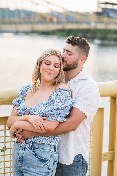 pittsburgh engagement pictures on the yellow bridges