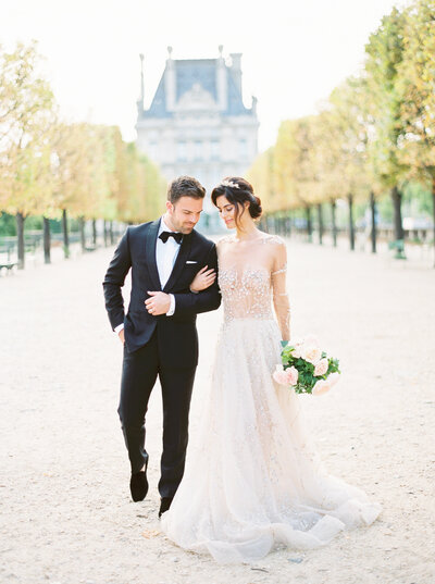 Bride and groom in Jardin des Tuileries in Paris, France
