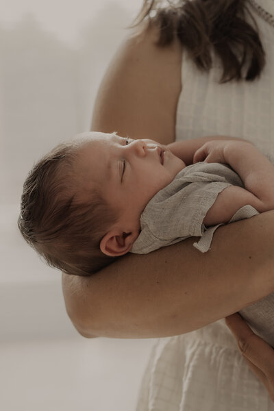 Entspanntes Newborn-Shooting zuhause in Köln – sanfte Babyfotografie