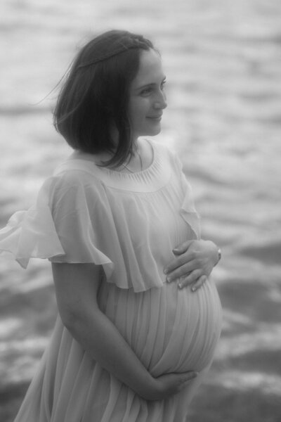 Maternity photography in black and white at a sea.