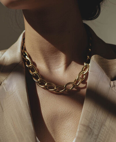 cal1an__A_close_up_of_the_neck_and_clavicle_a_golden_chain_neck_e8bd80a9-b918-4343-adbc-183b789631ca