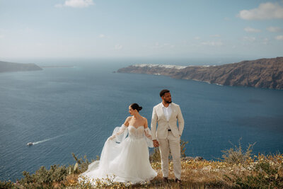 Husband and wife elope on ocean cliffside