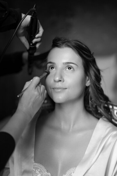 Moments des préparatifs de la mariée durant le maquillage 