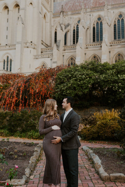 Fall-Maternity-Photoshoot-at-Washington-DC-National-Cathederal-10