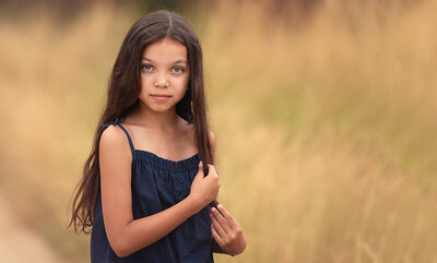 une petite fille qui tient un bouquet de fleur dans les mains