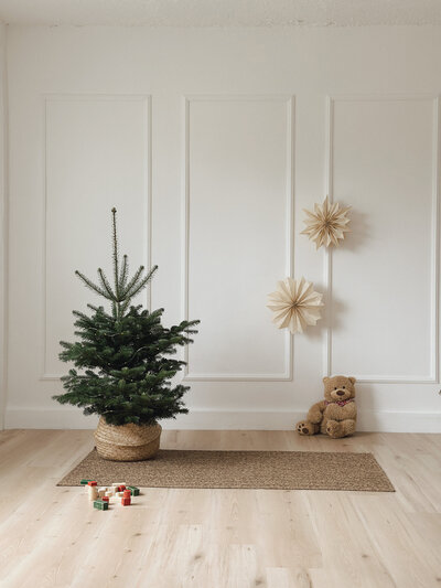 Minimalistische Weihnachtsdekoration im Atelier April, ideal für Fotoshootings und Content Creation