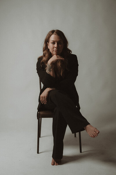 Fotograf Olivia Kylefjord sitter i en fotostudio