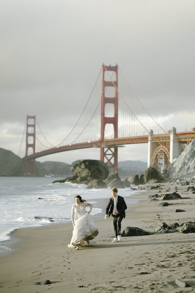bride and groom with golden gate bridge