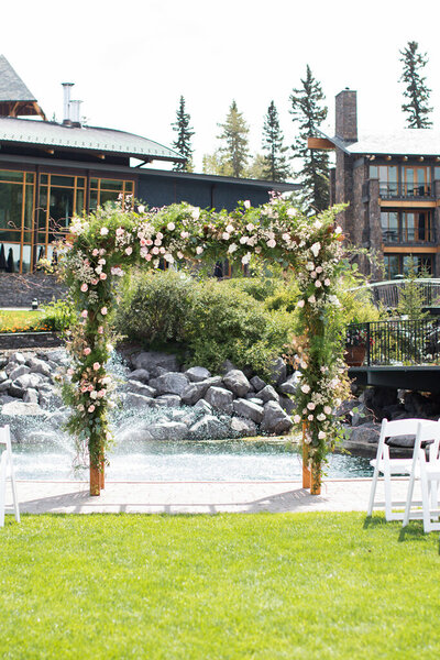 Beautifully styled ceremony scenes across Alberta featuring the Azuridge Estate Hotel, sophisticated and romantic Foothills, Alberta wedding venue, featured on the Brontë Bride Blog.