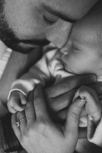 père touchant son nez sur celui de son nouveau né