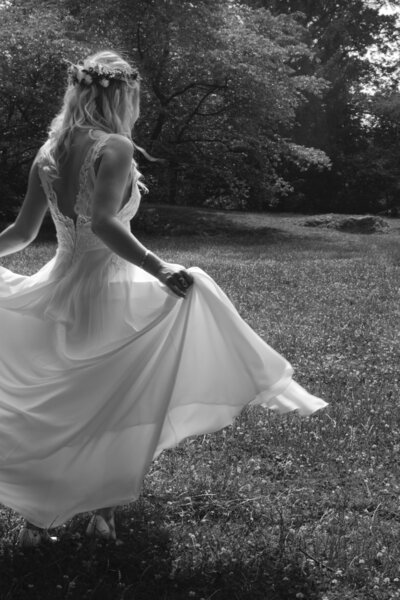 bride-in-white-flowy-wedding-dress-spinning-in-central-park