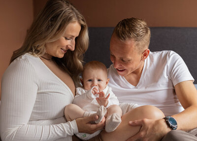 Newborn fotoshoot op de slaapkamer bij mensen thuis
