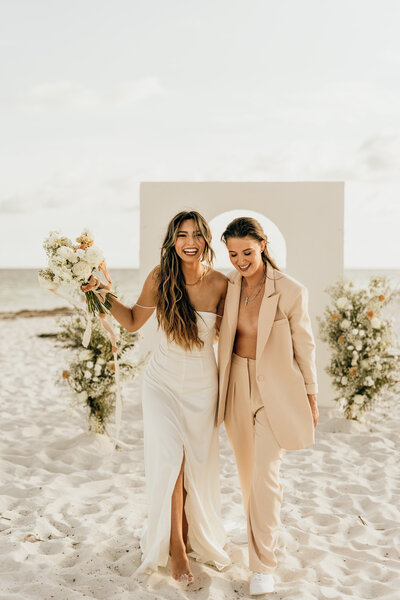 couple weds on the beach