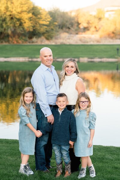 family of five posing or family photos  in Silverleaf Neighborhood in Scottsdale Az