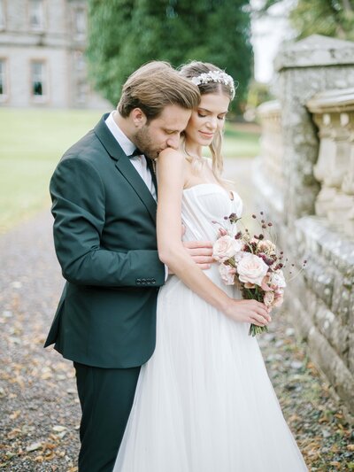 A-married-couple-in-front-of-the-majestic-castle