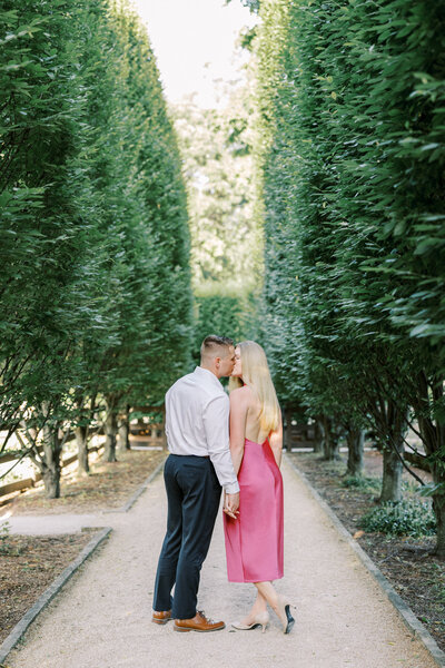 couple kissing