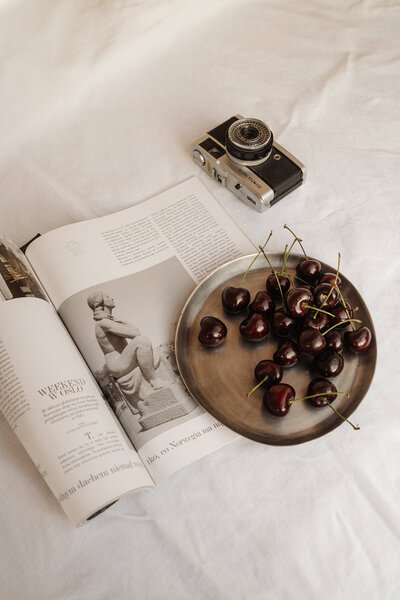 kaboompics_summer-delights-cherry-pastries-and-seasonal-fruits-36325