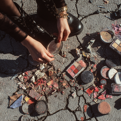 maitai0739_78658_Overhead_photo_of_makeup_scattered_across_cr_e56840be-a2cd-4a0d-8c73-841f74df57c5_2