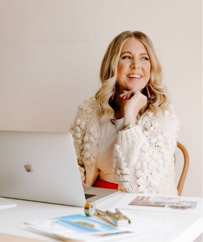 Dana, wedding, honeymoon & vacation planner & female founder of DWD travel