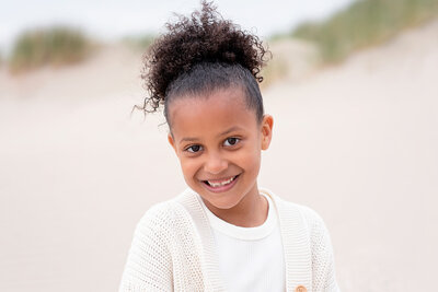 portret van een kind op het strand in Wijk aan Zee