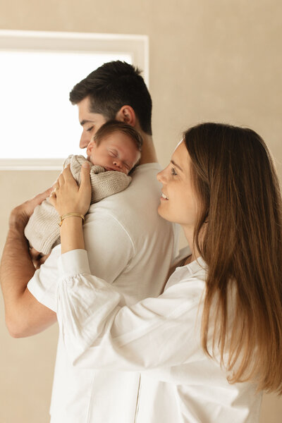Newborn fotografie in daglicht studio door Maud van den Heuvel Photography