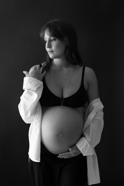 Shooting photo grossesse, elegant et intemporel en studio 