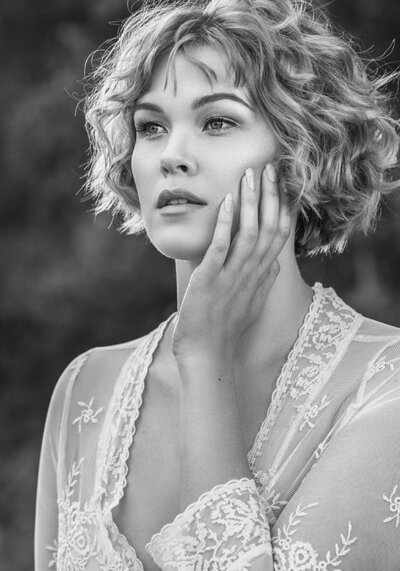 Beautiful woman portrait outdoors in black and white.