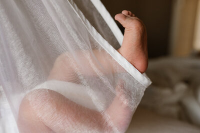 Details van de voetjes van de baby tijdens het wegen