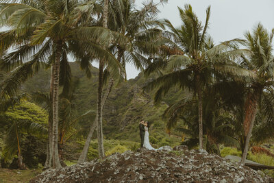 bride and groom getting married in kauai hawaii