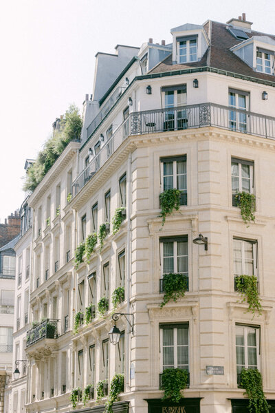 A wedding photo showing off the architecture of Paris