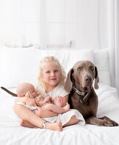 portret van meisje met huisdier in de fotostudio