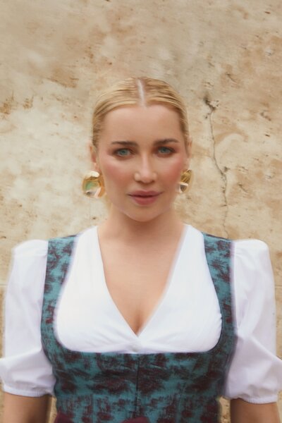 Elegantes Dirndl mit floralem Muster in blau und Bordeauxrot  mit Bordeauxroter Dirndlschürze – Designertracht von Monaco Spatzl aus München. 