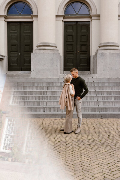 Man en vrouw voor het stadhuis in Dordrecht