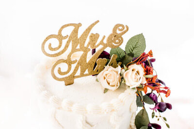 mr and mrs cake topper at cleveland wedding at a golf course