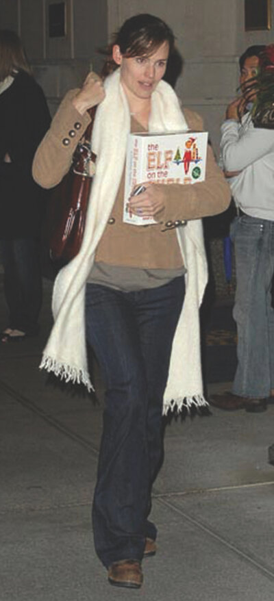 Photo of Jennifer Garner carrying The Elf on the Shelf boxset