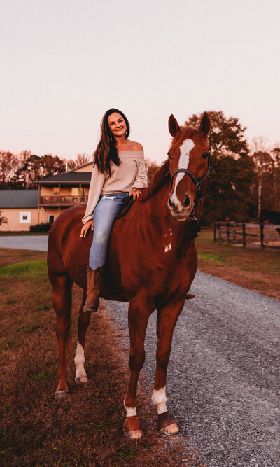 liz kyle photography portrait photoshoot with her own horse