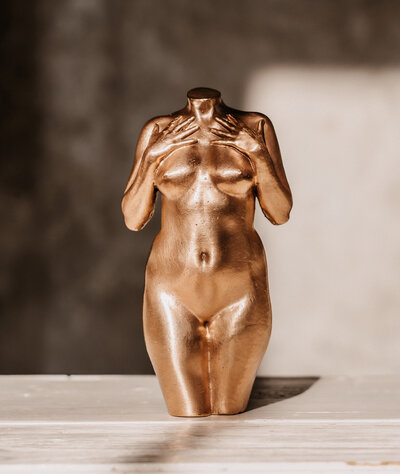 bronzen beeldje borsten