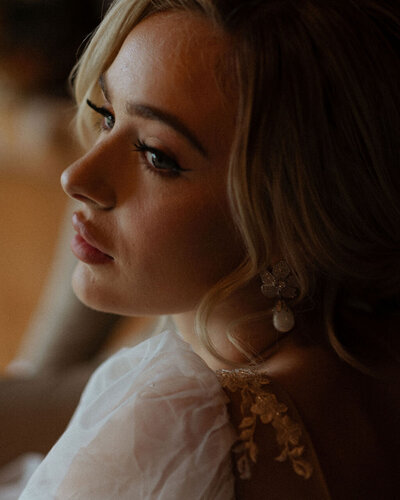 RomanticNewlywedPortraitsatPrivateEstateinToronto-IntimateWeddingPhotographer-1