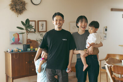 七五三のお詣りをした神社での自然な家族写真