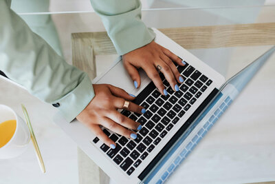 Holding Macbook closed under arm